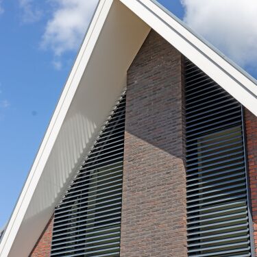 Moderne en robuuste woning met strakke afwerking