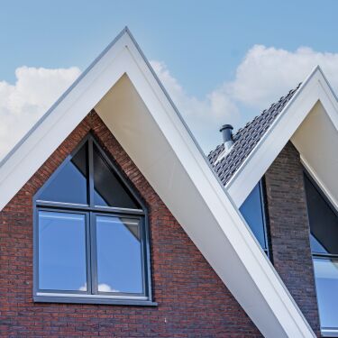 Moderne en robuuste woning met strakke afwerking