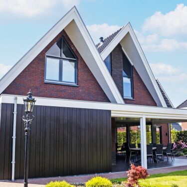 Moderne en robuuste woning met strakke afwerking