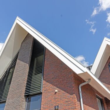 Moderne en robuuste woning met strakke afwerking