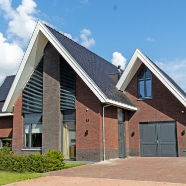 Moderne en robuuste woning met strakke afwerking