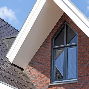 Moderne en robuuste woning met strakke afwerking
