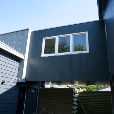 Uitbreiding woonhuis, sluis en verlenging dak bestaande woning